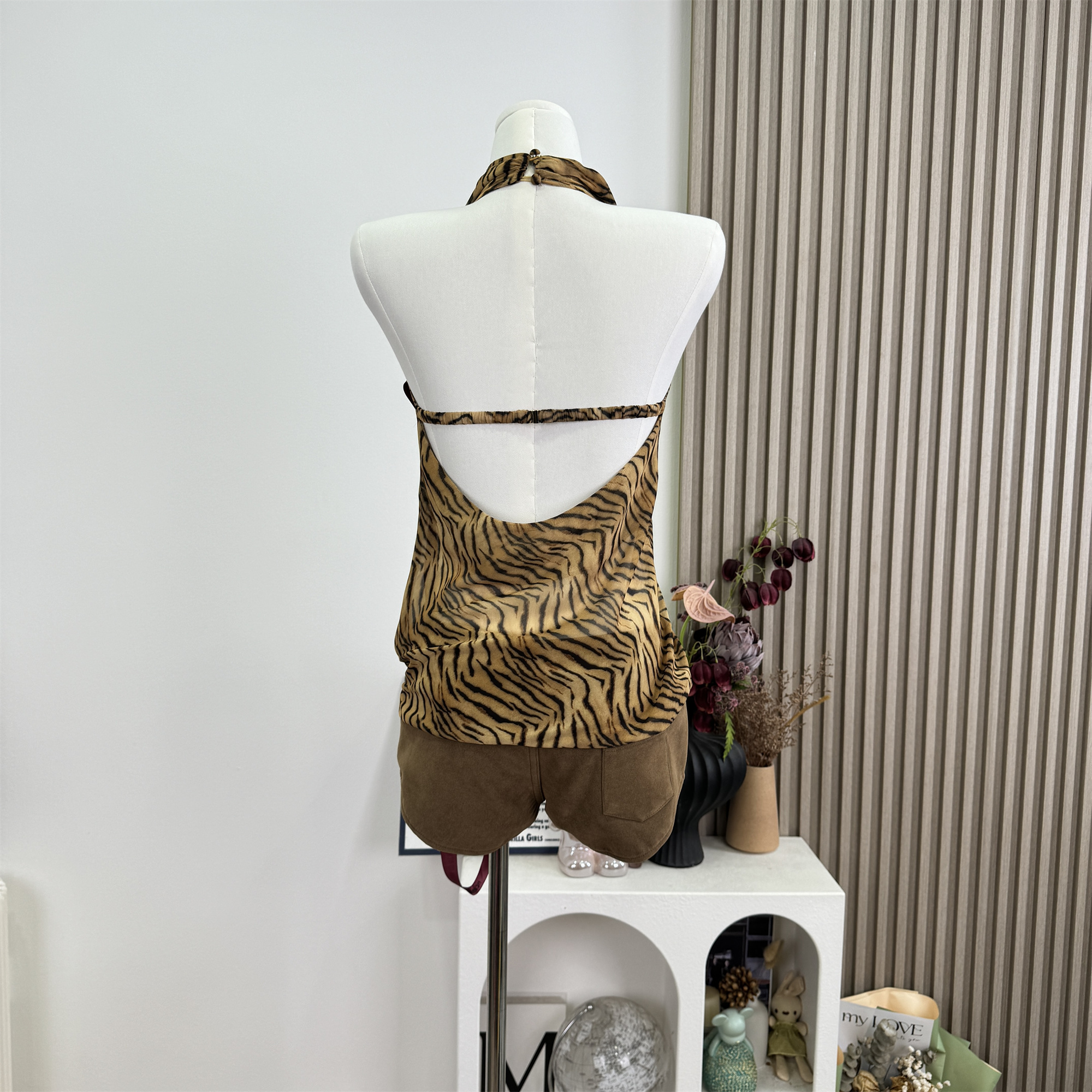Retro Tiger Print Halter Neck Sleeveless Top with Backless Lace-Up Design - Image 4