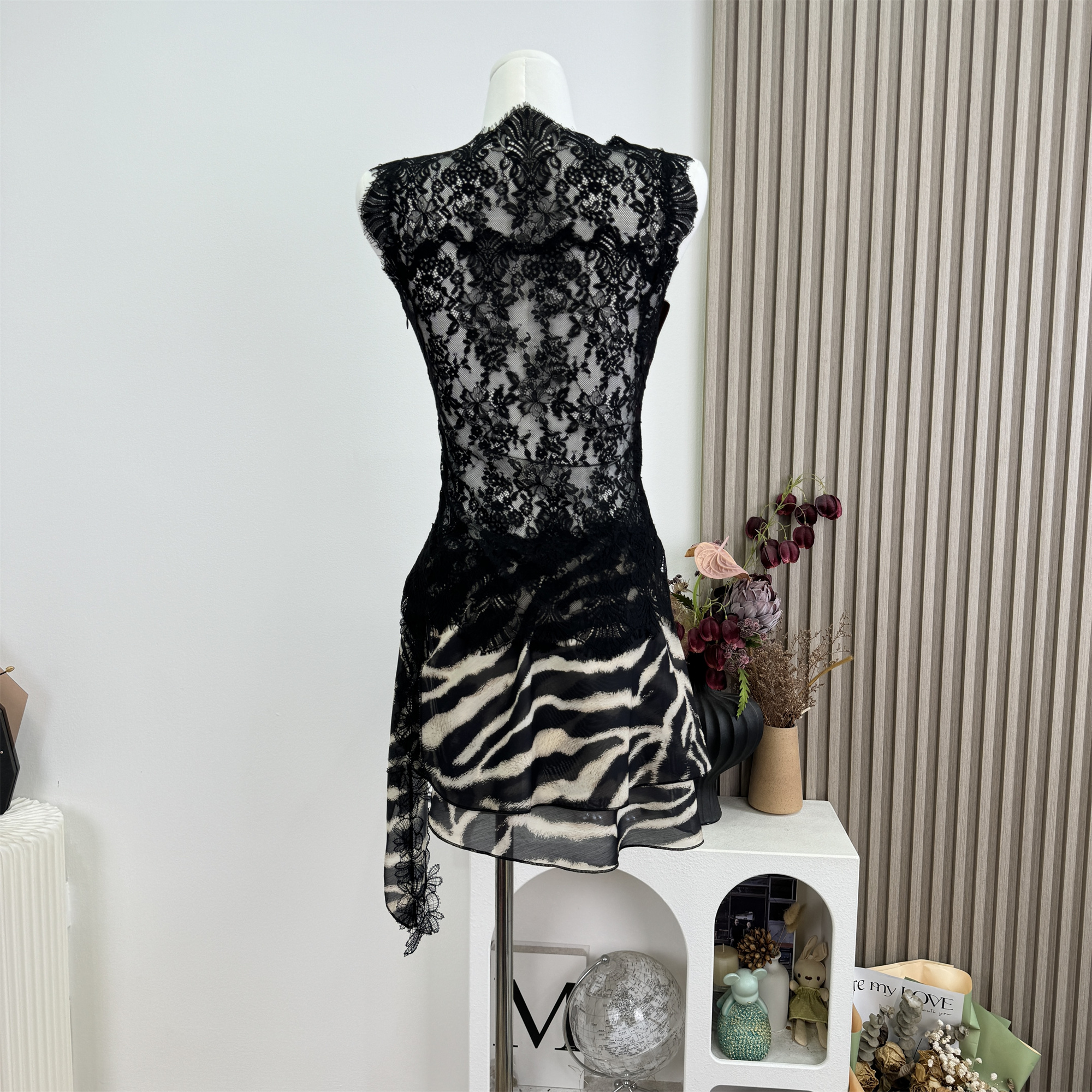 Woppei Lace V-Neck Slim Fit Camisole Women's Summer Tank Top - Image 3