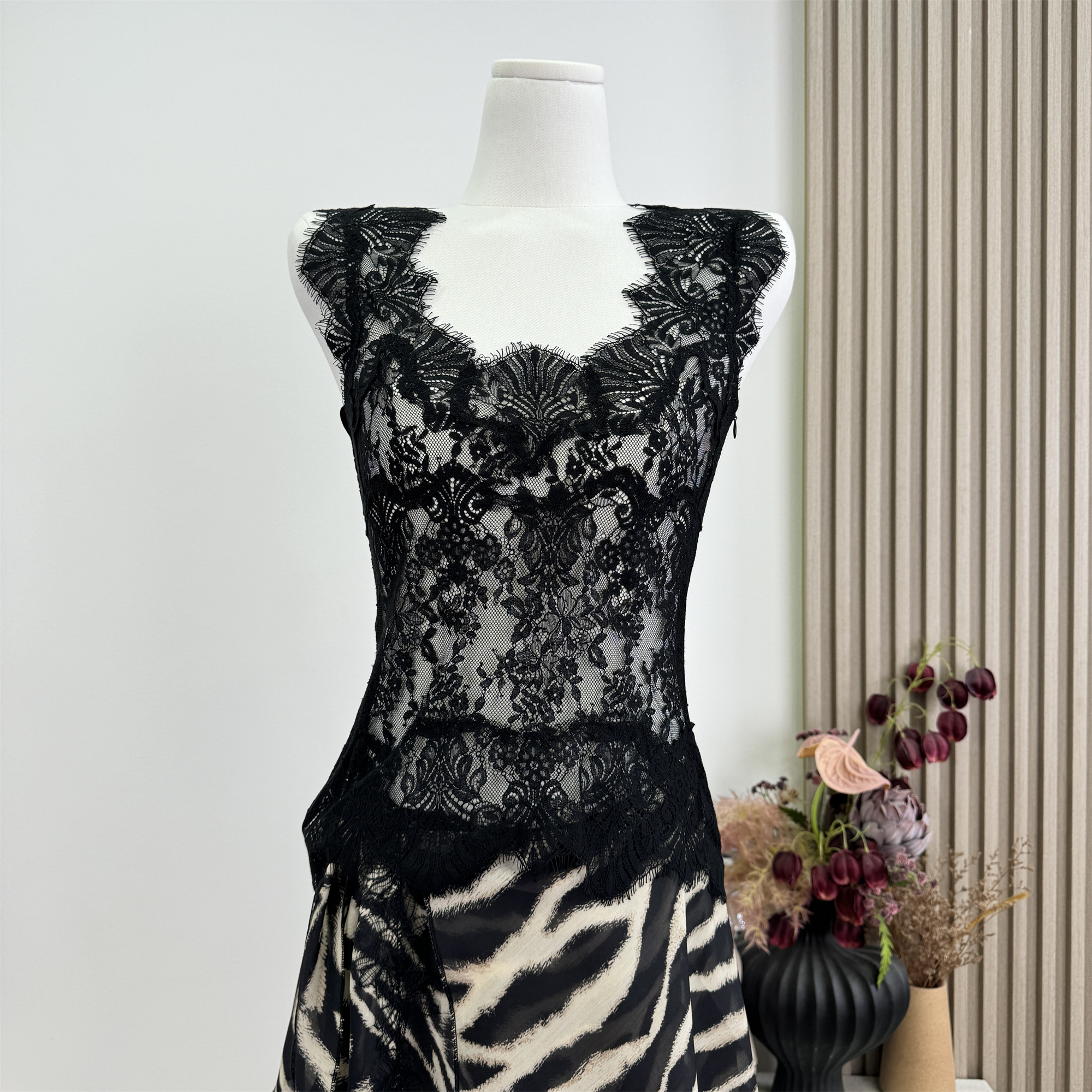 Woppei Lace V-Neck Slim Fit Camisole Women's Summer Tank Top - Image 5