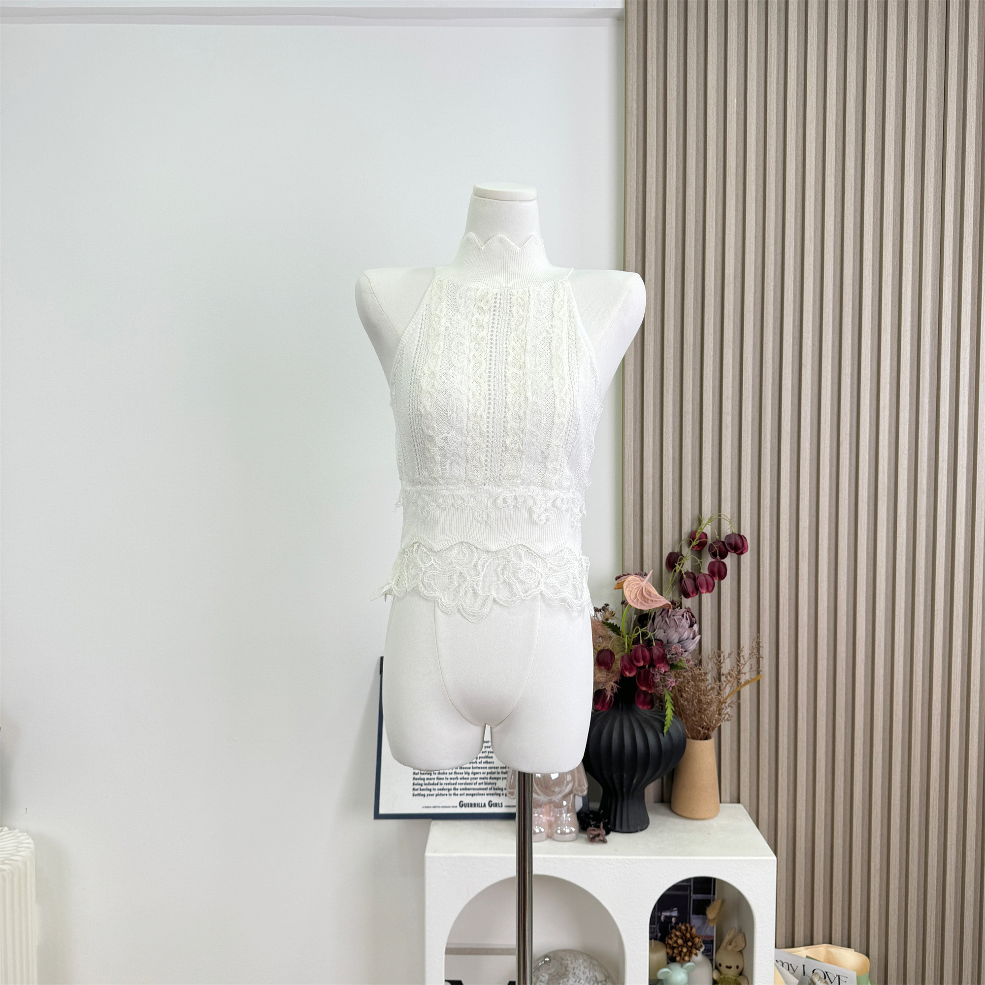 JAYKY YANG Windsor Love Half-Turtleneck Lace Spliced Hollow Knit Vest Slim Short Top - Image 4