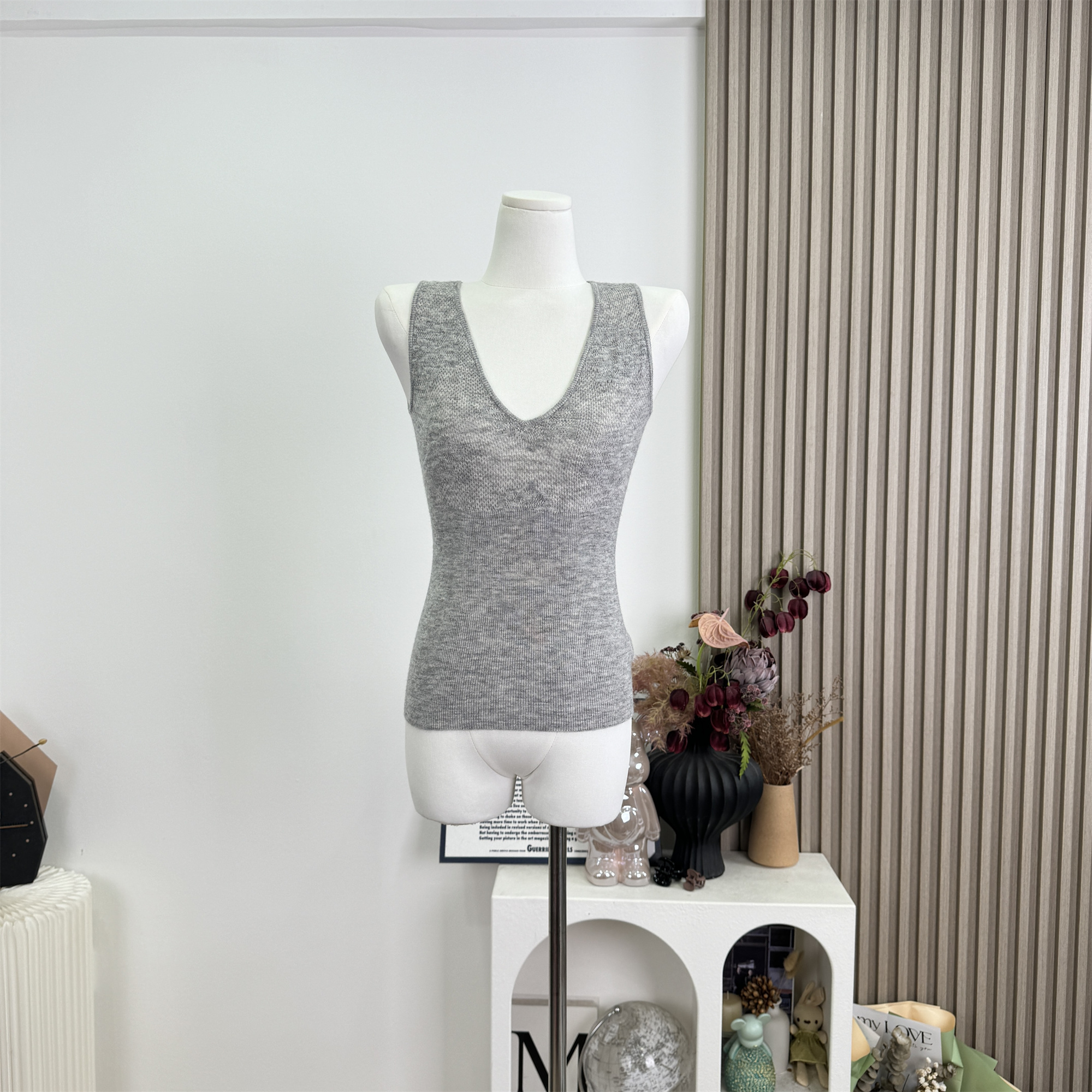 Women's Italian Style V-Neck Floral Hollow Knit Tank Top Lace Jacquard Sleeveless Vest Early Autumn - Image 3