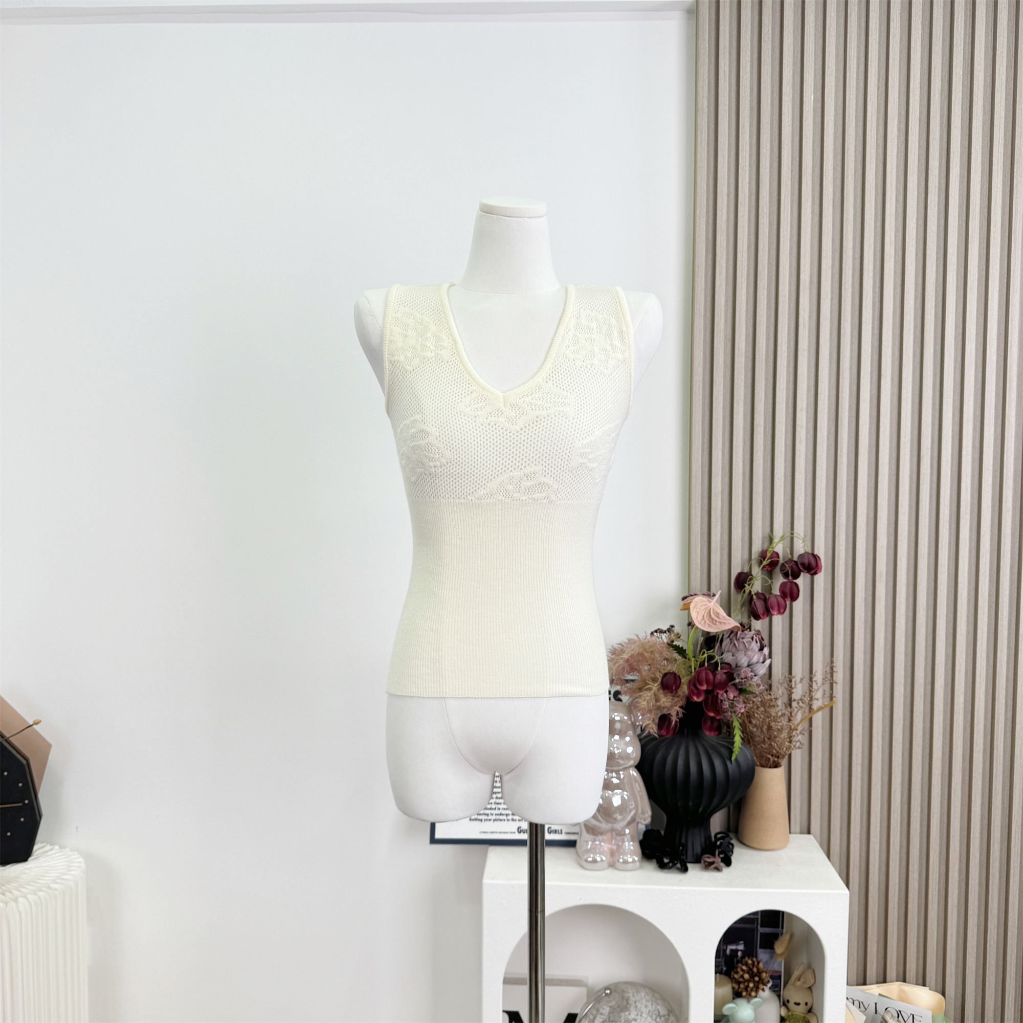 Women's Italian Style V-Neck Floral Hollow Knit Tank Top Lace Jacquard Sleeveless Vest Early Autumn - Image 2